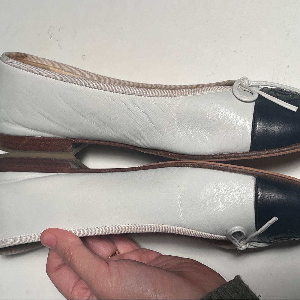 CHANEL Women's Black and Cream Loafers - Picture 4 of 11